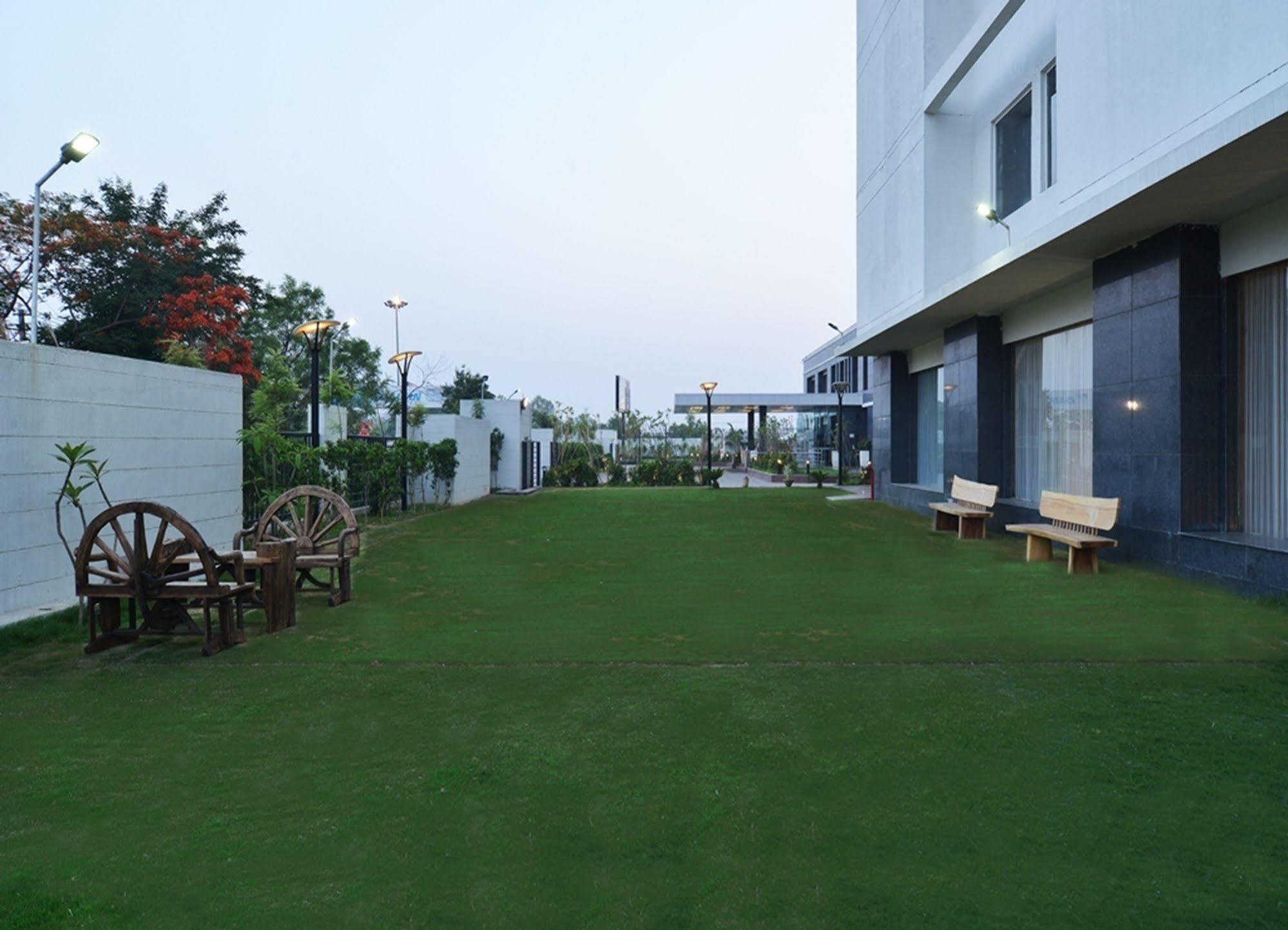Red Fox By Lemon Tree Hotels, Bhiwadi Ngoại thất bức ảnh